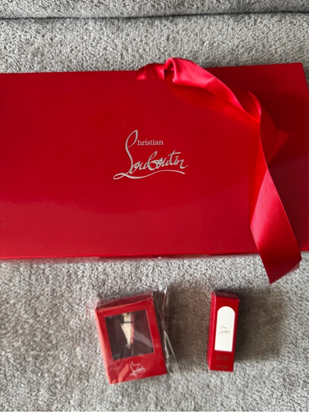 Christian Louboutin Gift Set: Charm, Mini Lavande Fetiche Perfume, Gift Box - Picture 8 of 9